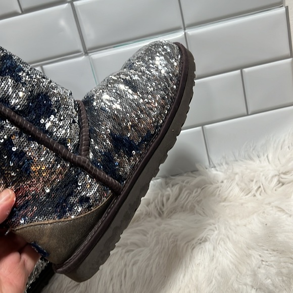UGG Women's Classic Short Blue Silver Sequin Boots Booties Size 6 Sheepskin Fur - Picture 6 of 11